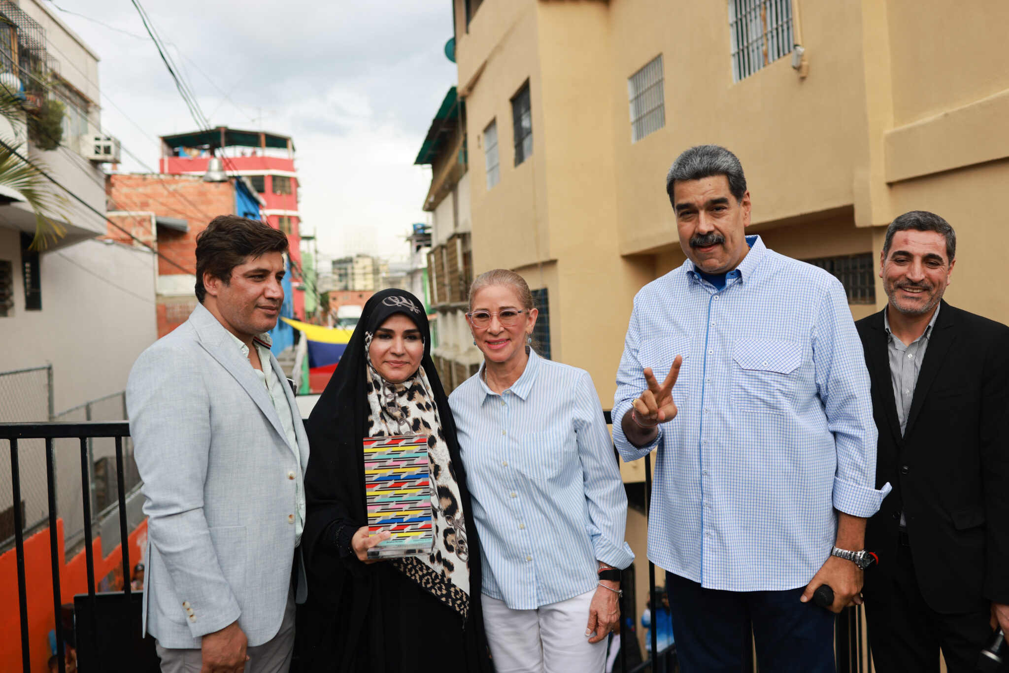 Otorgan Premio Nacional «Simón Bolívar» a periodista iraní