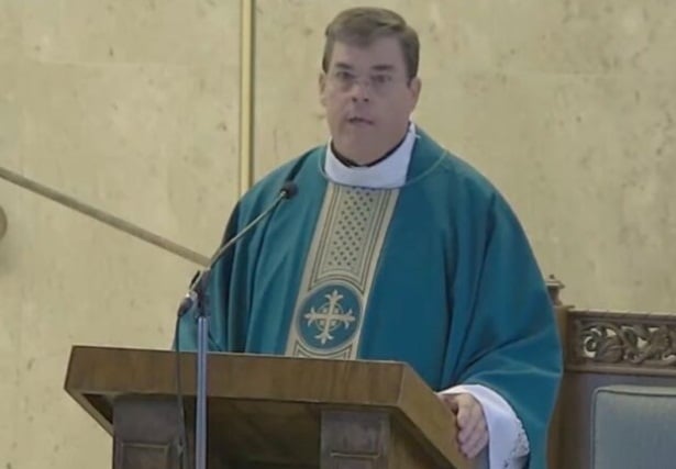 Acusan a sacerdote de tener relaciones sexuales con adolescentes y de pagar más de 300 mil dólares por su silencio