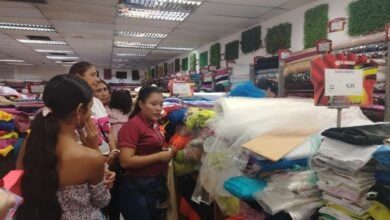 Aumentan ventas de telas para vestir a la Virgen del Valle.