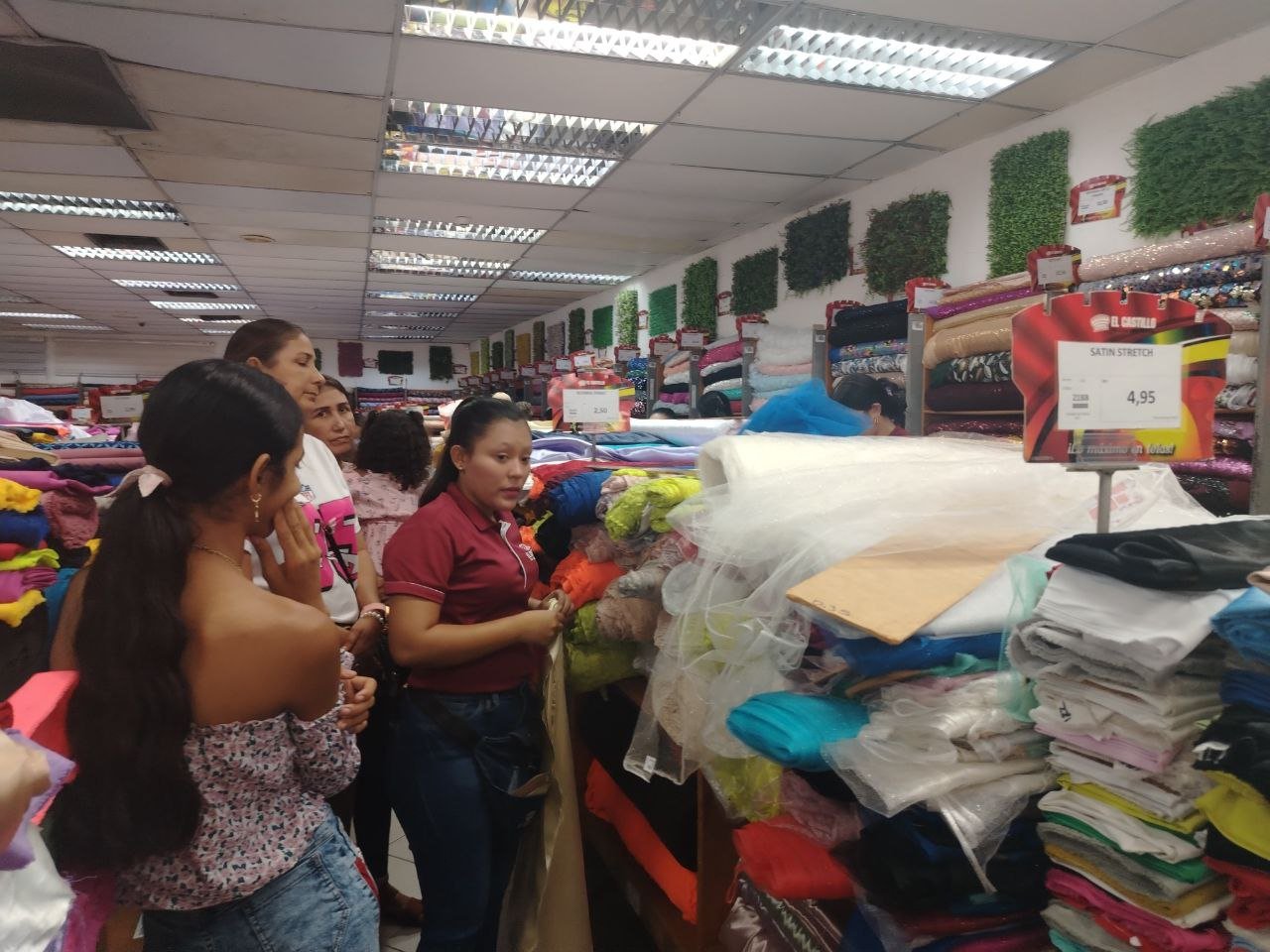Aumentan ventas de telas para vestir a la Virgen del Valle.