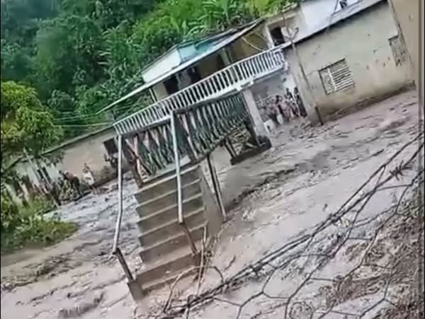 Fuertes lluvias causaron inundaciones en Río Chiquito, municipio Piar