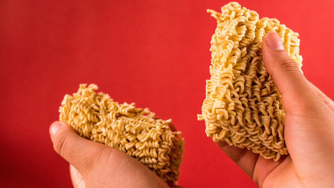 Adolescente muere en Egipto tras consumir fideos instantáneos crudos