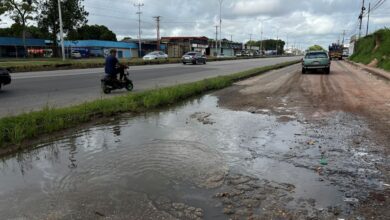 Dos bote de aguas blanca generan huecos en la avenida Bella Vista