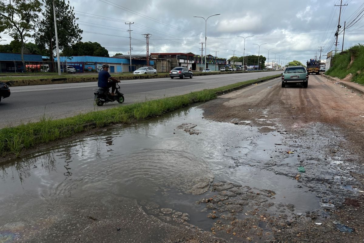 Dos bote de aguas blanca generan huecos en la avenida Bella Vista