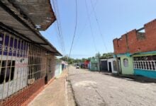 Caída de guaya deja sin luz por más de 10 horas a la calle El Consejo en el Bajo Guarapiche