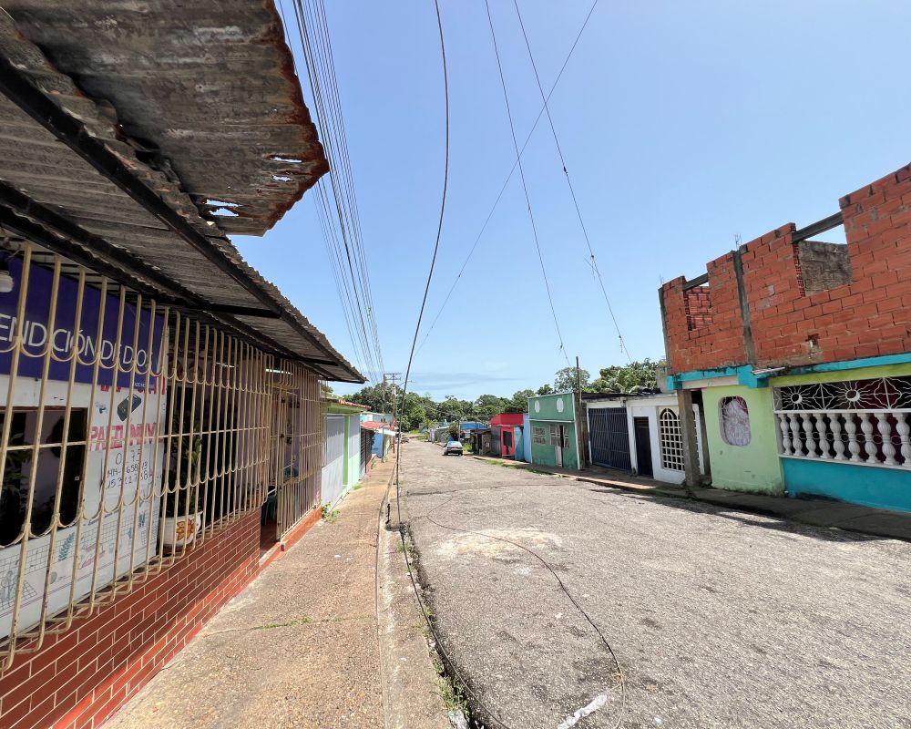 Caída de guaya deja sin luz por más de 10 horas a la calle El Consejo en el Bajo Guarapiche