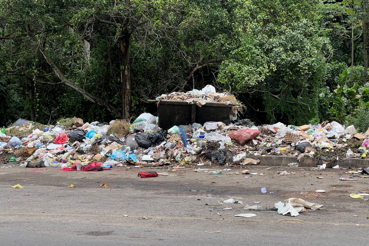 Piden vigilancia policial para eliminar un vertedero de basura en la La Puente