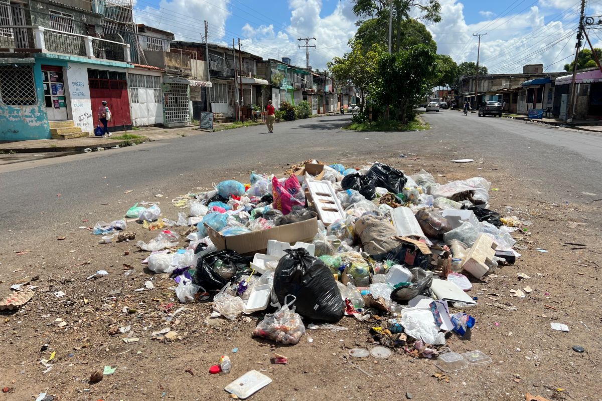 Reportan acumulación de basura en la calle principal de Los Guaritos VI