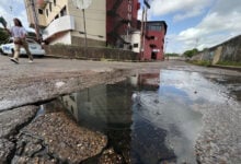Denuncian un desborde de aguas servidas en la entrada principal de La Murallita