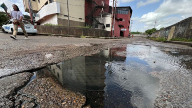 Denuncian un desborde de aguas servidas en la entrada principal de La Murallita