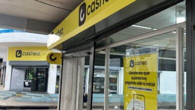 Padres aprovechan las aplicaciones de financiamientos para comprar uniformes escolares