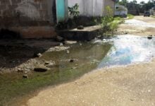 Desborde de aguas blancas afecta vialidad en Colinas de Paramaconi