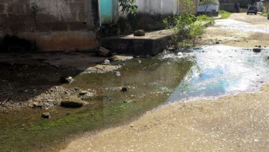 Desborde de aguas blancas afecta vialidad en Colinas de Paramaconi