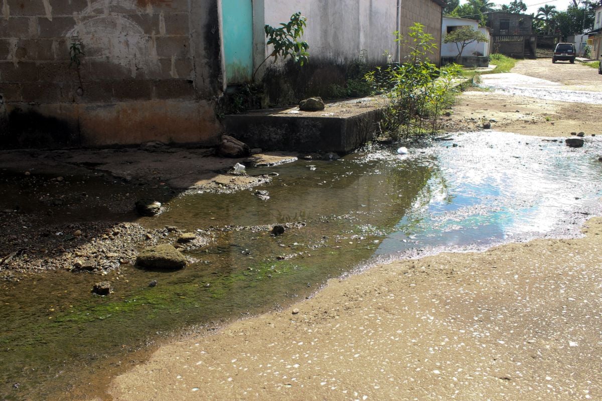 Desborde de aguas blancas afecta vialidad en Colinas de Paramaconi