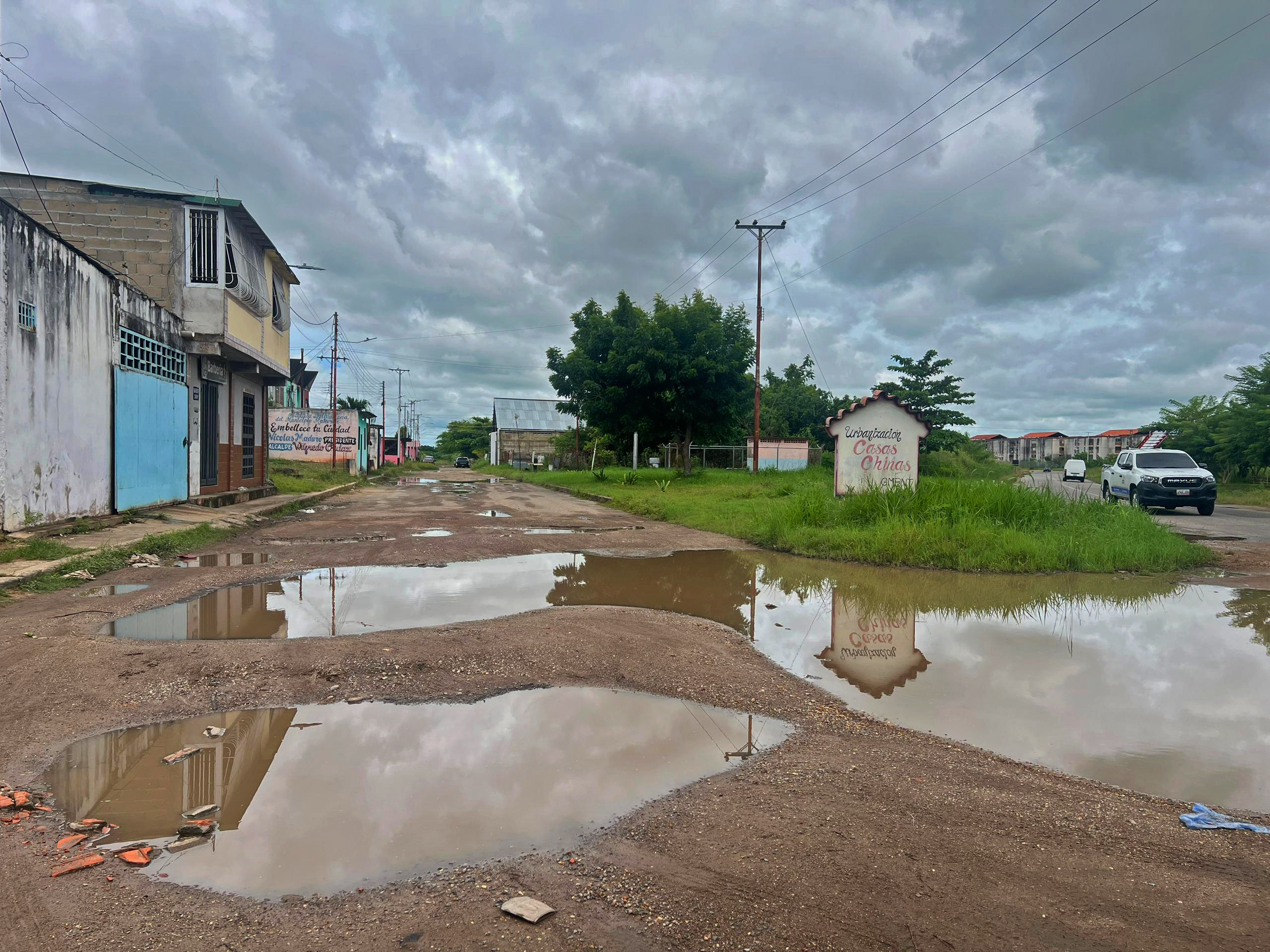 Residentes de Las Casas Chinas claman a las autoridades por el asfaltado de las calles.