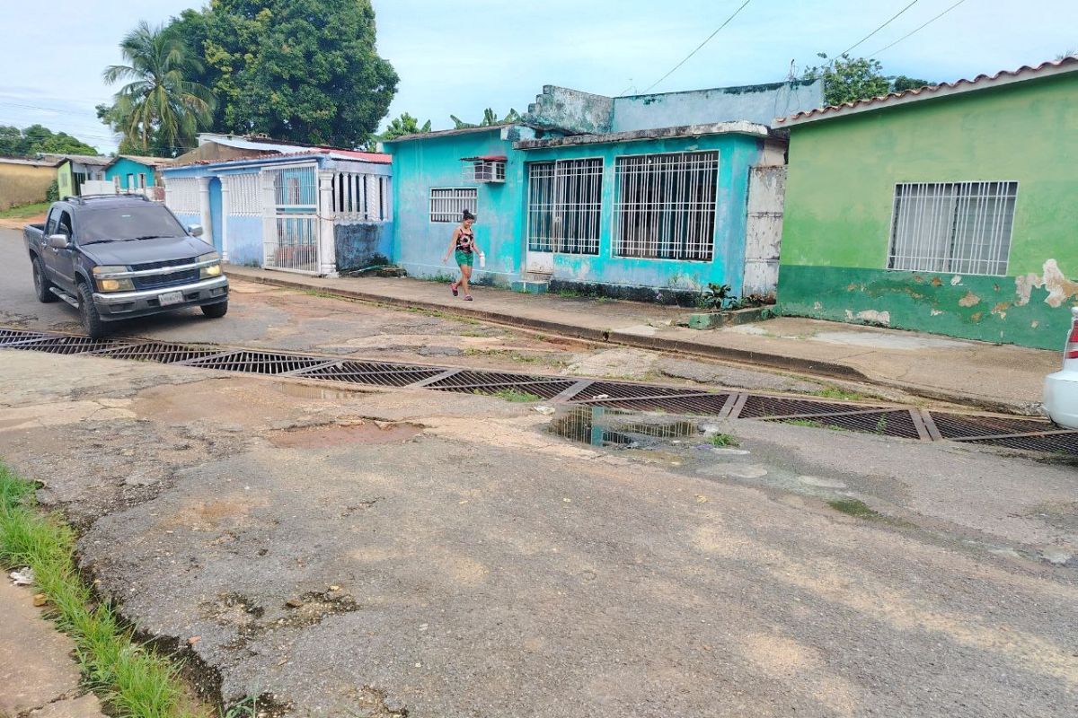 Desborde de aguas residuales lleva tres meses afectando a los vecinos de Campo Ayacucho.