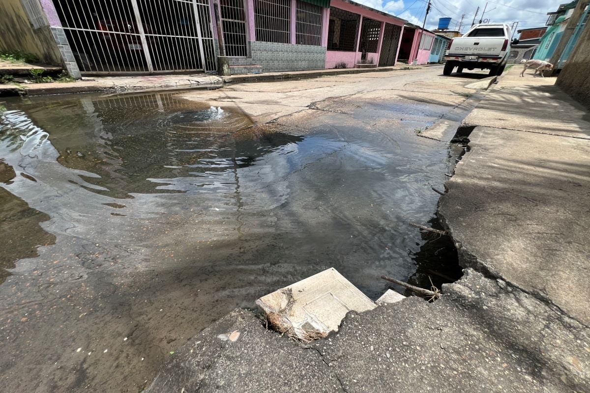 Desborde de cloacas afecta a más de 200 familias en sector I de Las Brisas del Orinoco