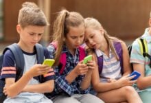 Expertos revelan la edad recomendada para dar un celular a los niños y cómo manejarlo