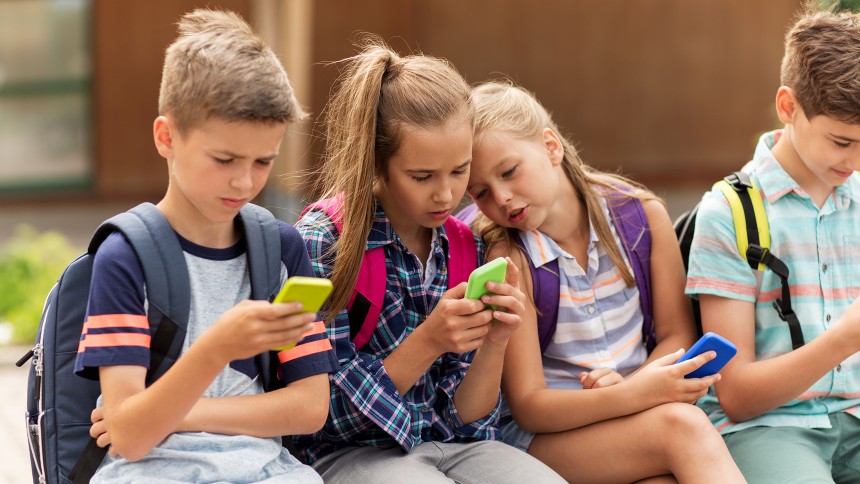Expertos revelan la edad recomendada para dar un celular a los niños y cómo manejarlo