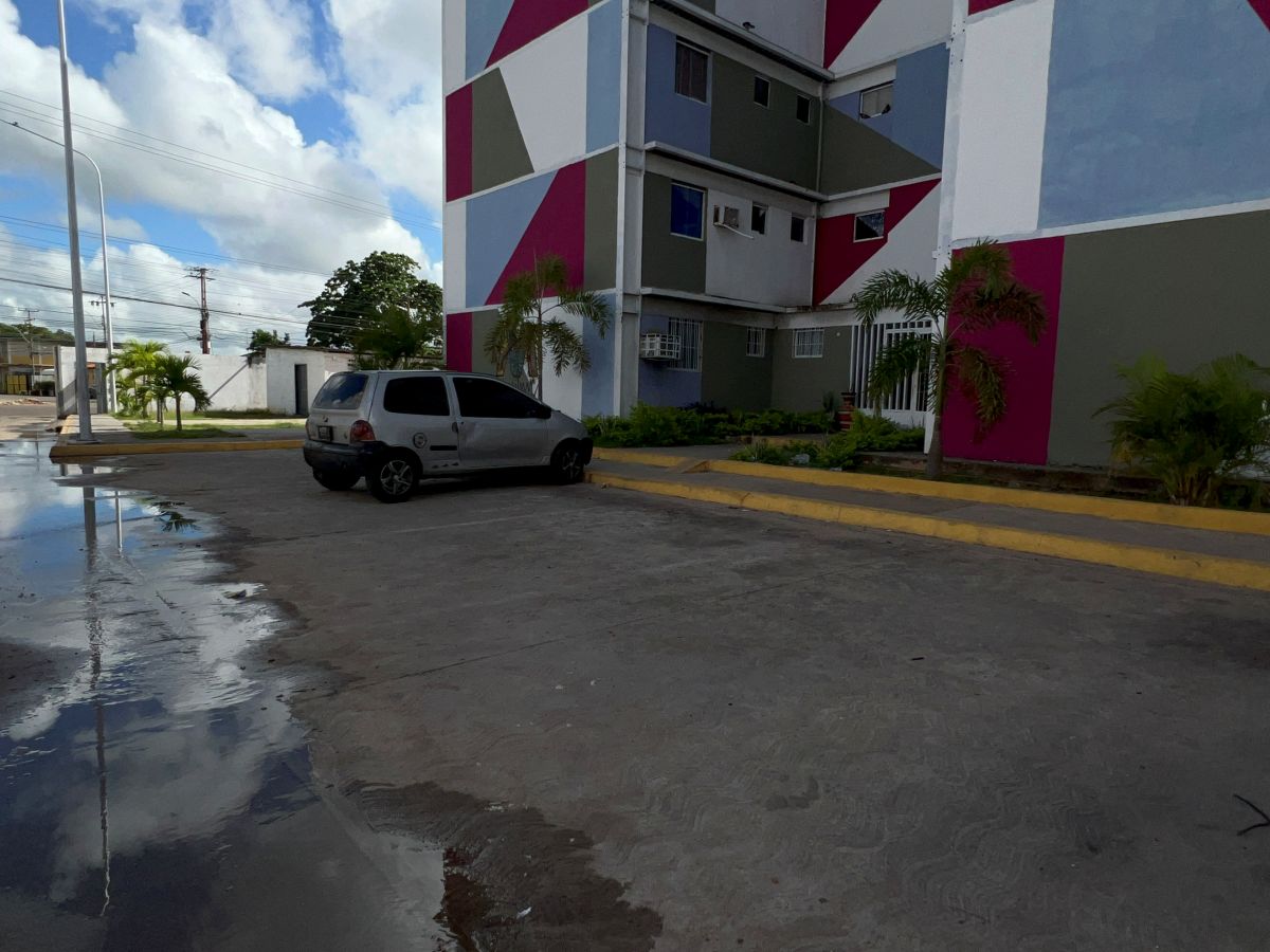 Reportan bote de aguas blancas en avenida principal de Fundemos