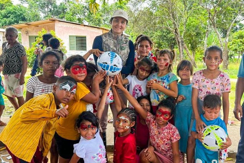 Familias de Los Barrancos reciben atención social ante crecida del río Orinoco