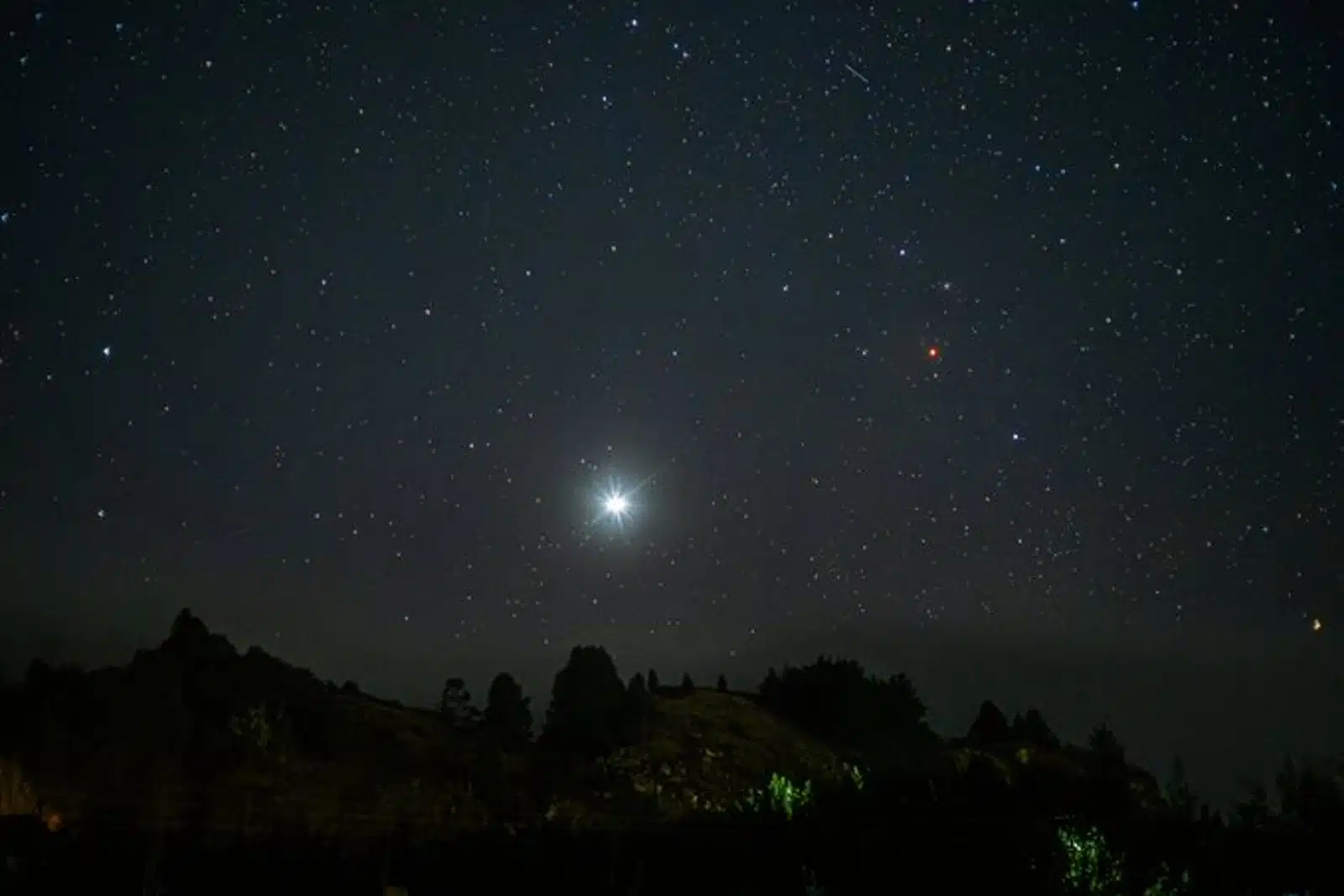Un espectáculo en el cielo: Cuándo y cómo ver la alineación planetaria con la Luna desde Venezuela