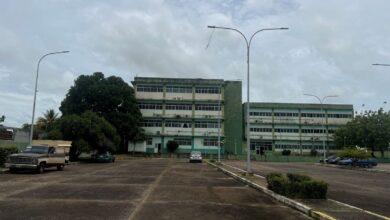 Vecinos: Hospital Serres queda a oscuras en horas nocturnas
