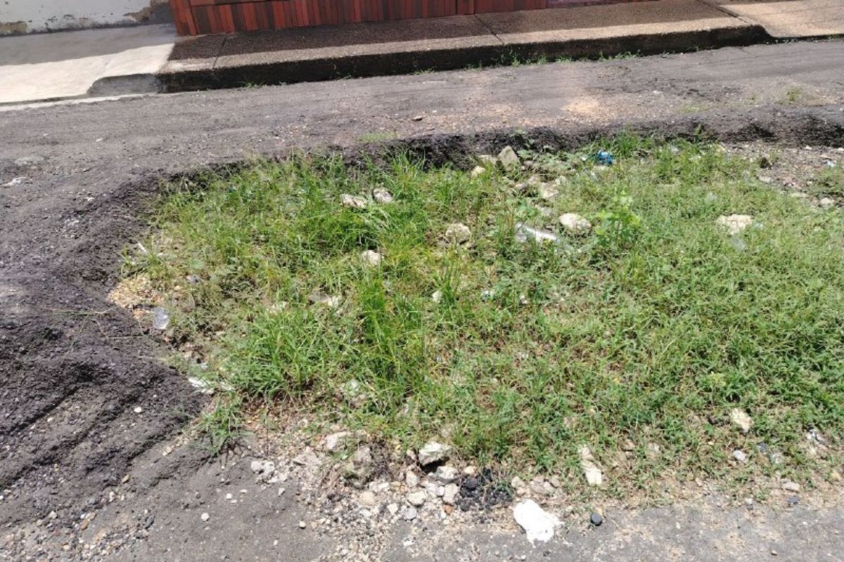 Vecinos de la calle Sucre piden reaparición de enorme cráter que representa un peligro.