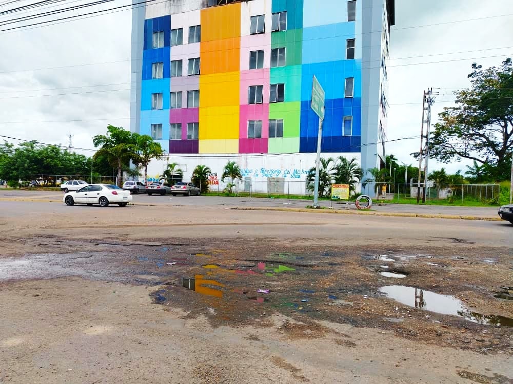Vecinos de Los Guaritos solicitan que tapen los huecos frente al Gimnasio Vertical El Abanico.