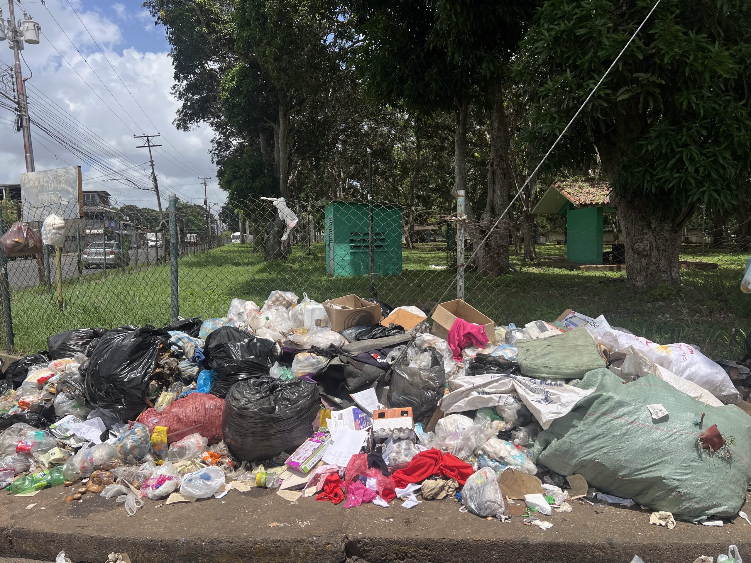 Acumulación de basura en el parque Padilla Ron tiene alrededor de dos semanas