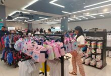 Padres adelantan la compra de útiles escolares y uniformes para el próximo año escolar.