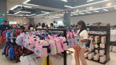 Padres adelantan la compra de útiles escolares y uniformes para el próximo año escolar.