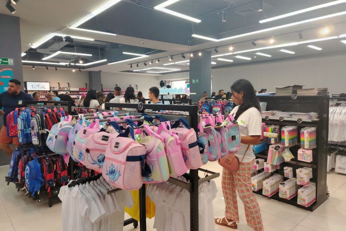 Padres adelantan la compra de útiles escolares y uniformes para el próximo año escolar.