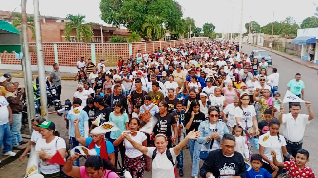 Marchan para Jesús en una jornada de fe y oración en Cedeño