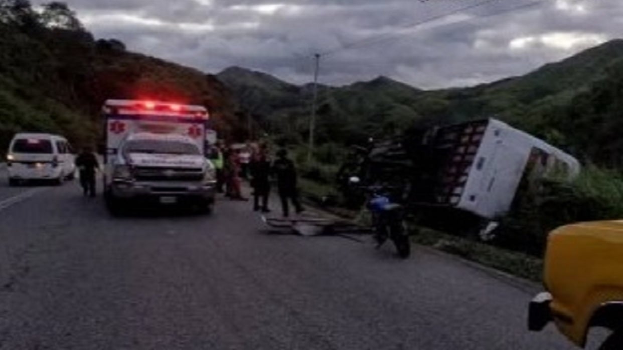 (+Lista) Nueve heridos en accidente de autobús en la carretera Valencia-Bejuma