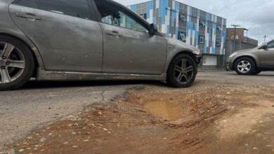 Enormes huecos afecta a conductores y peatones de la calle principal de Los Cortijos