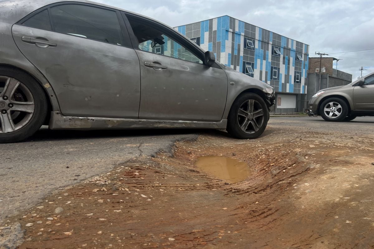 Enormes huecos afecta a conductores y peatones de la calle principal de Los Cortijos