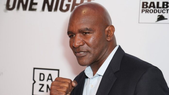 El tetracampeón de boxeo Evander Holyfield visita Venezuela