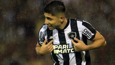 Con un gol del venezolano Savarino, Botafogo avanza a cuartos de la Copa de Brasil
