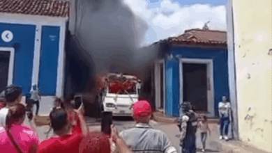 Tres heridos tras un incendio en un autobús en Barcelona