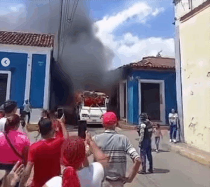 Tres heridos tras un incendio en un autobús en Barcelona