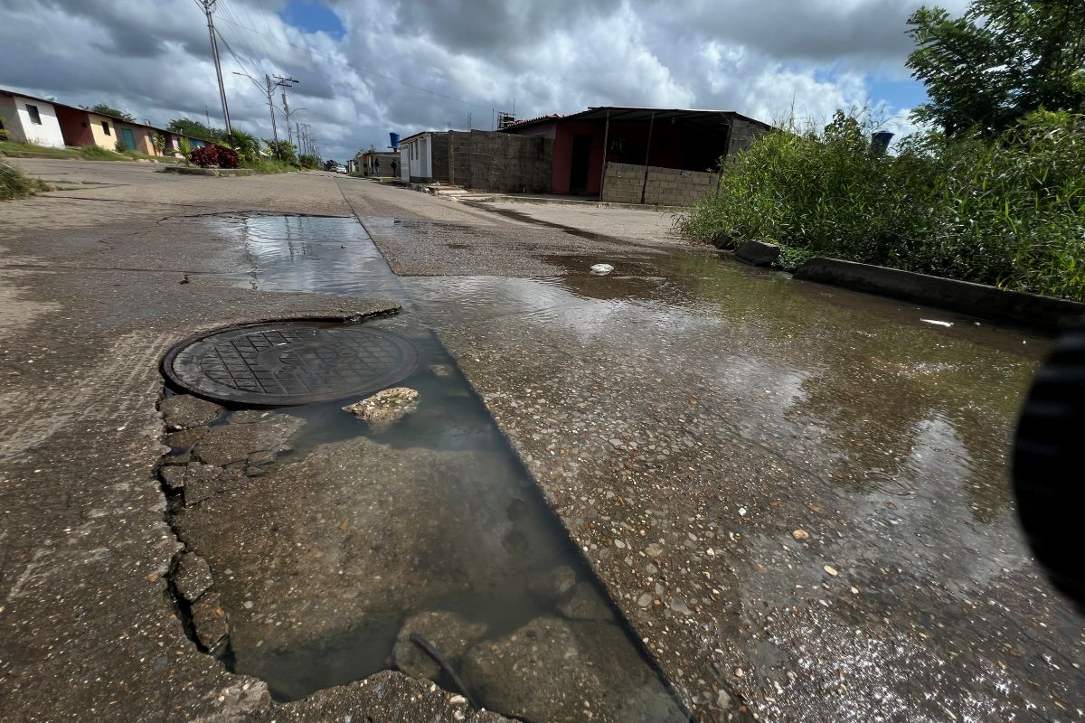 Más de mil vecinos de Villas del Sur en Parare afectados por desborde de aguas residuales