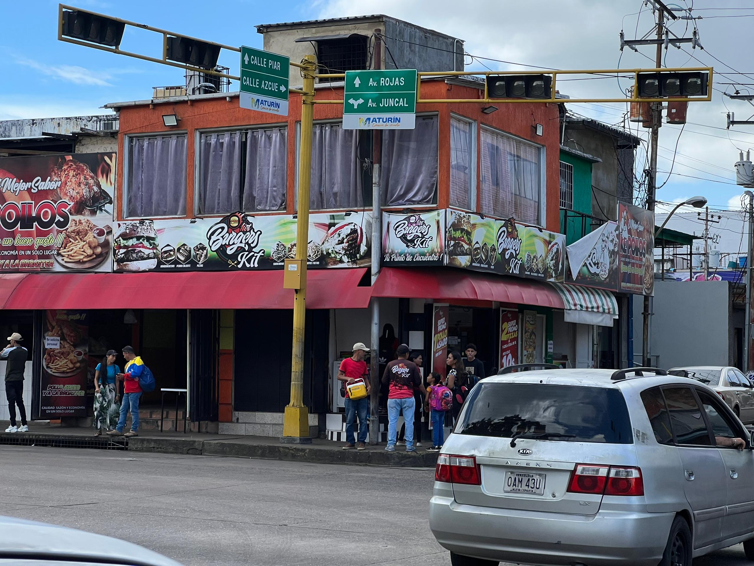 Más de un mes fuera de servicio tienen tres semáforo en la avenida Juncal