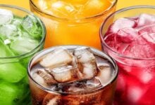 Supervisan productos refrescantes para asegurar que cumplan con los estándares de venta en el país
