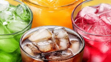 Supervisan productos refrescantes para asegurar que cumplan con los estándares de venta en el país