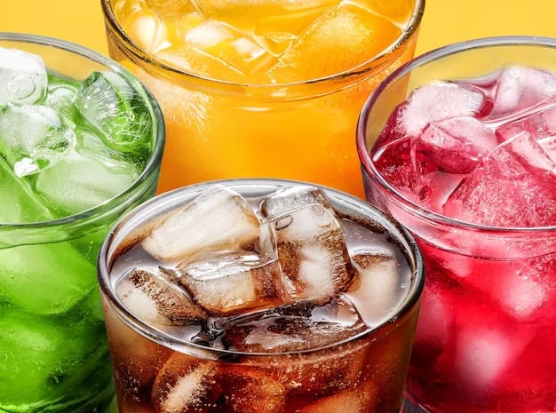 Supervisan productos refrescantes para asegurar que cumplan con los estándares de venta en el país