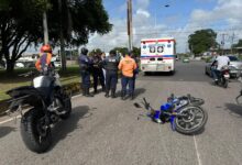 Choque de moto contra un vehículo deja a una funcionaria con heridas leves