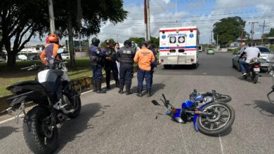 Choque de moto contra un vehículo deja a una funcionaria con heridas leves
