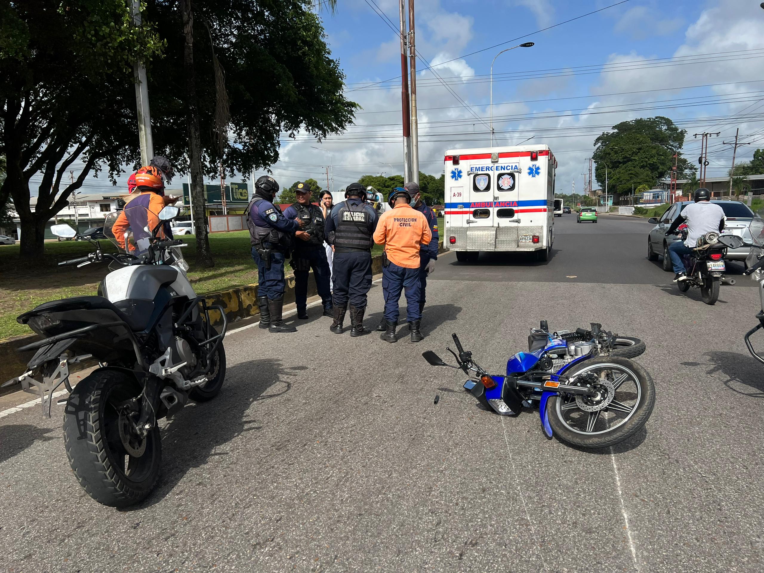 Choque de moto contra un vehículo deja a una funcionaria con heridas leves