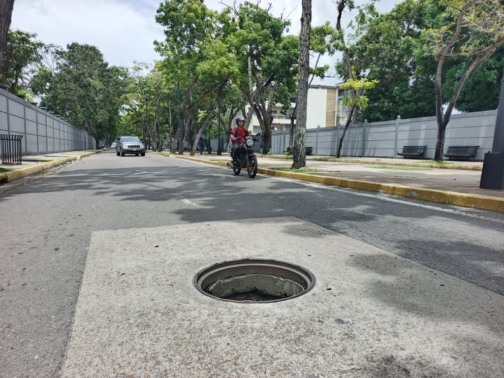¡Otra más! Denuncian alcantarillas sin tapa en la avenida Bolívar